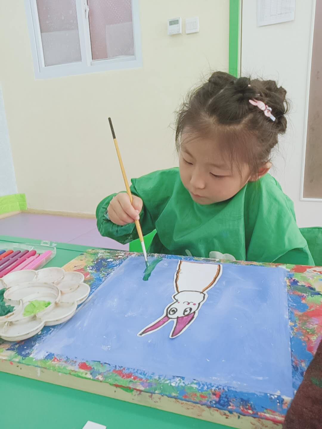京師澳真4-5歲美術(shù)作品創(chuàng)作《小白兔》