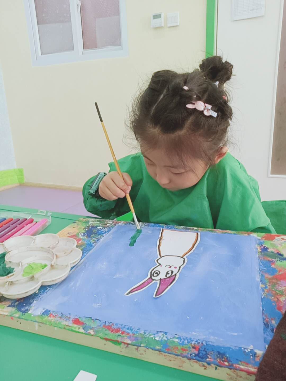 京師澳真4-5歲美術(shù)作品創(chuàng)作《小白兔》