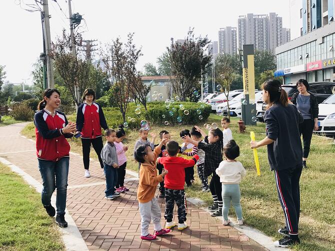 京師澳真濱州園所帶寶寶戶外游戲活動
